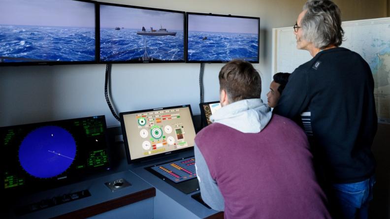 enseignant et élève sur simulateur passerelle