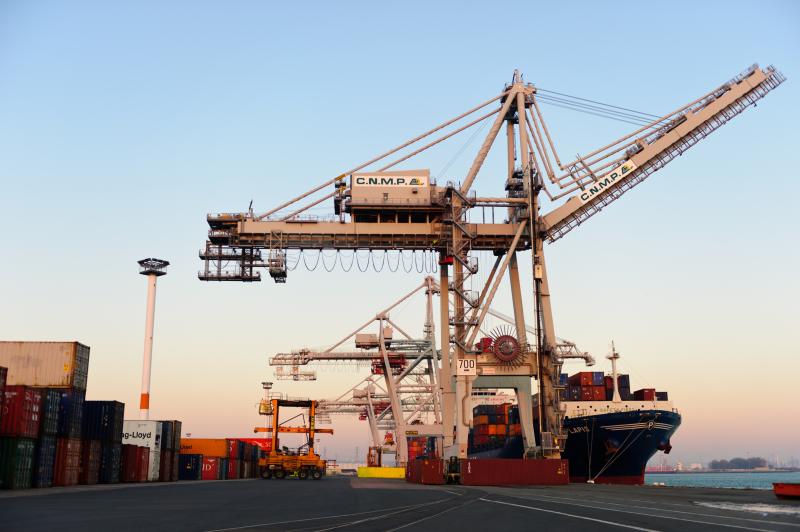 Porte-conteneurs à quai au Havre