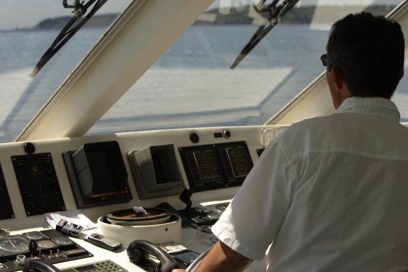 Capitaine à la passerelle