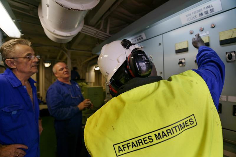 gros plan gilet logo "affaires maritimes"