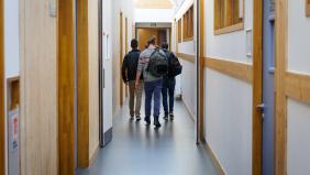 élèves de dos dans un couloir